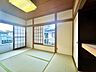 和室：窓から光が入る畳敷きの和室