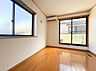 子供部屋：窓から光が入るフローリングの洋室