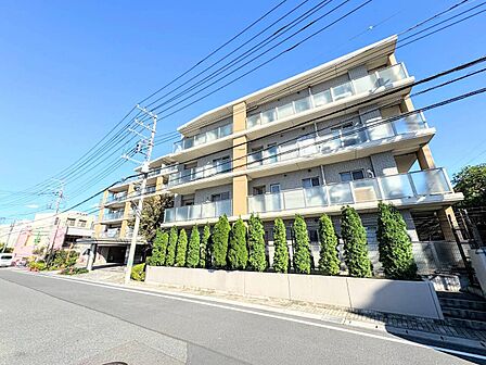 植栽を備えた中層マンションの外観
