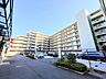 外観：マンションの外観と前面道路