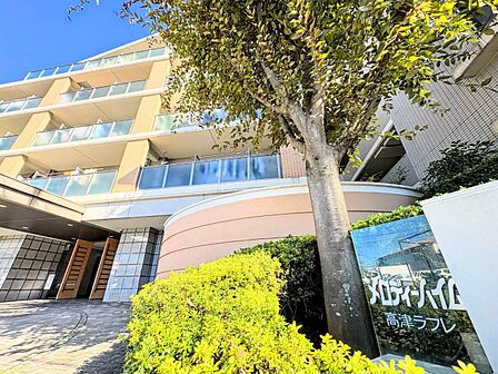 植栽のある集合住宅の外観