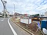周辺：前面道路と周辺の住宅・空き地