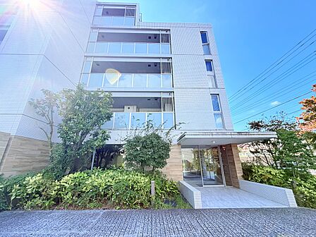 植栽のある集合住宅の外観