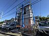 外観：道路沿いに立つ建物の外観