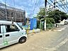 周辺：物件周辺の道路と住宅街の様子