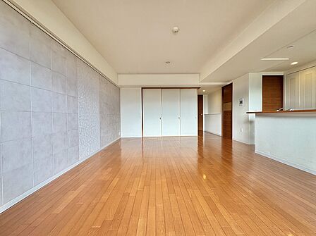 木目調の床が広がる開放的なリビング