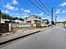 外観：住宅街に面した戸建て外観と前面道路