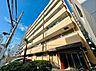 外観：通り沿いに建つ中高層マンションの外観