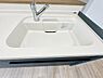 キッチン：キッチンで場所を取らない、一体型浄水器を完備