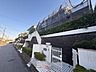 外観：植栽と門扉のある戸建て外観
