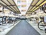 その他：屋根付きの駐輪場に自転車が並ぶ