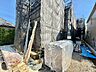 外観：建築中の建物と周辺の資材