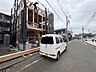 周辺：建築中の建物と前面道路の様子