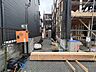 その他：建築中の建物周辺に資材が置かれた通路