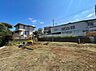 外観：建物に囲まれた広い敷地の外観