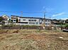 周辺：建物に囲まれた広い更地
