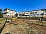 周辺：建物に囲まれた土の敷地と周辺の住宅