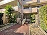 その他：植栽に囲まれた集合住宅のエントランス
