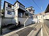 外観：住宅街の道路沿いに建つ戸建て住宅