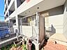 玄関：建物外側の通路に面した玄関周辺