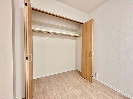 木目調の床と棚を備えた収納スペース