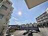 外観：建物に囲まれた敷地内の駐車スペース