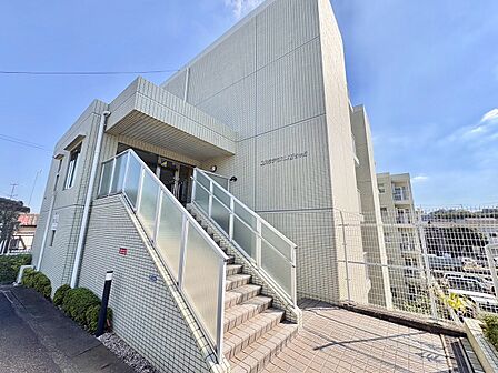 建物外観と階段、周辺の街並み