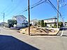 外観：建築中の戸建て住宅と前面道路