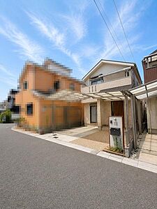 外観：明るい空の下で外観がしっかりとした印象の一軒です。カーポートが設置されており車の出し入れも快適です。道路幅もしっかり確保されているので通行も安心できます。建物の外壁も清潔感があります。