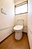 トイレ：トイレには窓があり採光が取れる設計です。壁紙と床材の組み合わせが落ち着いた雰囲気を演出しています。空間にゆとりが感じられるレイアウトです。※CGにて加工しています。