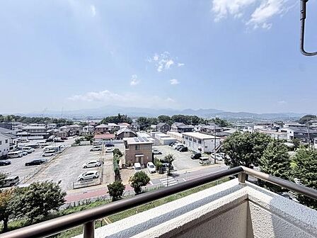 バルコニーからは丹沢の眺望が望めます。