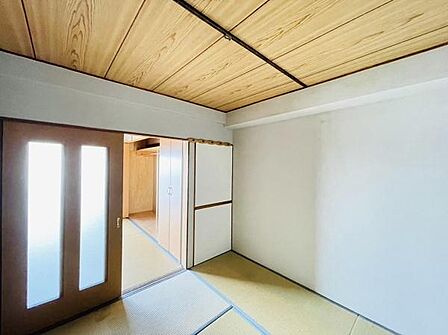 和室同士の仕切りは洋風引き戸になります。汚れやすく破損しやすい襖と比較すると、掃除も楽なのがポイント!すりガラスで視界を遮りつつ、採光を取れるところも良いですね!