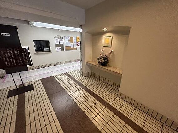 エントランスで...