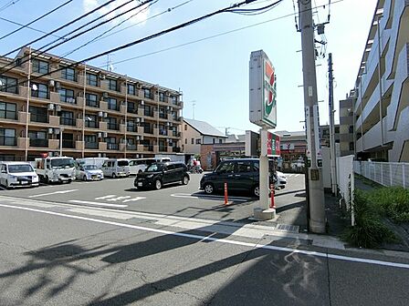 セブンイレブン座間相武台東店まで696m
