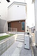 外観は落ち着いた佇まい。道路から距離があるのでプライバシーも保たれます。現地完成済みですので是非ご見学ください。