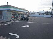 ファミリーマート綾瀬小園西店まで350m