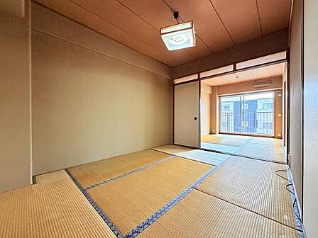 和室6帖。リビングに隣接し開放的にお使いいただけます。しっとりとした落ち着いた雰囲気の和室です。