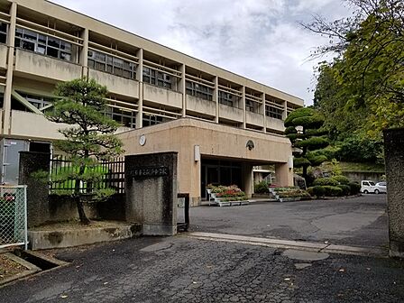 橿原市立畝傍中学校まで1000m