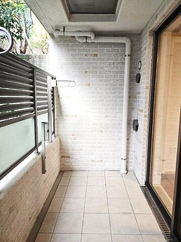 バルコニー ロイヤルシーズン新宿柏木 1階/-