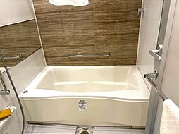 高級感あるバスルーム。浴槽は、手足をゆったりと伸ばすことができるゆとりの広さ。日頃の疲れをゆったりと癒すことができます♪清潔感があり、お手入れのしやすさも◎