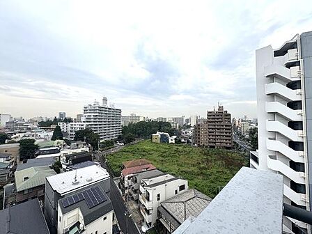 最上階9階部分ならではの、一面に広がる空と緑と調和する綺麗な街並みの眺望!