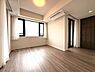 洋室：広々とした約9帖の洋室。壁一面の大きな窓でたっぷりの彩光があります。約1.3帖あるWIC・床暖房付！お部屋を綺麗で快適に過ごせます！