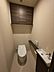 トイレ：広々とした高級感あるトイレルーム。スタイリッシュなタンクレストイレで、すっきりと使いやすくお掃除しやすい快適なトイレ空間。手洗い場・温水洗浄便座付！