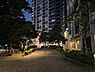 エントランス：美しくライティングされたマンションエントランス　柔らかな曲線のデザイン　住む人を優しく迎え入れてくれます
