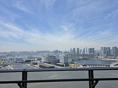 30階バルコニーからはレインボーブリッジと開放感ある綺麗な街並みが一望できます♪