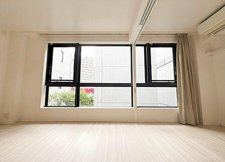 大きな窓でたっぷりの彩光があるリビング。洋室の間仕切り扉を開けると約19.9帖の大空間になります♪