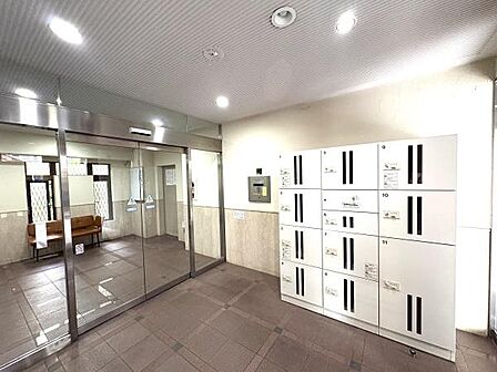 お出掛けの際に受取り便利な宅配ボックス有!