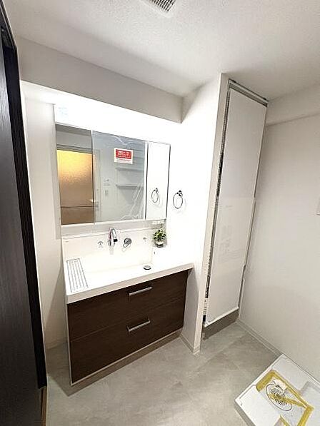 広々とした洗面室。三面鏡付洗面台はたっぷりの収納付で、洗面まわりを綺麗に使用できます。水まわりが集中している事によって移動距離が短くなるので家事効率がUP!