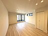 リビング/ダイニング：3面彩光につきたっぷりの彩光がある約17.7帖のリビング。2面の床暖房付！お料理しやすいＬ型の対面式キッチンで、お料理しながらも家族との会話を楽しめます♪