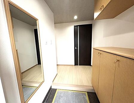 玄関スペースが広く忙しい朝でも混み合わず履き替えができます。大容量のシューズBOX・大きな全身鏡付！出発前の身だしなみチェックに便利です。